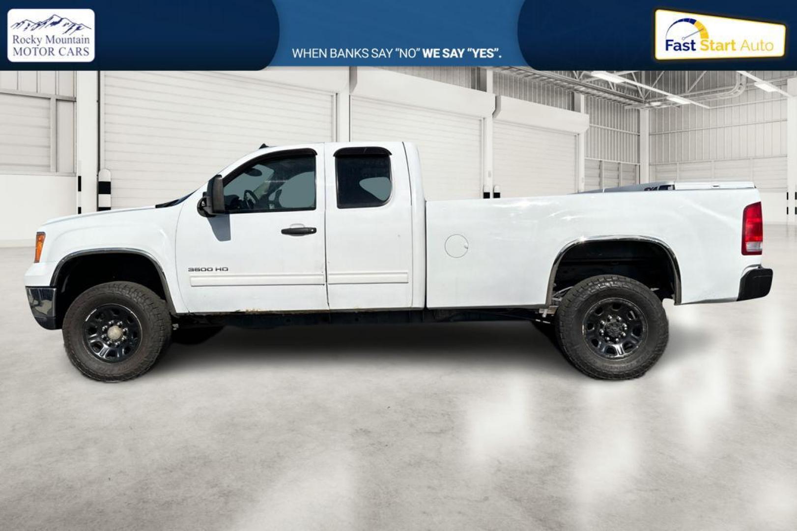 2011 White GMC Sierra 3500HD SLE Ext. Cab Long Box 4WD (1GT523CG7BZ) with an 6.0L V8 OHV 16V FFV engine, 6-Speed Automatic transmission, located at 767 S State Road, Pleasant Grove, UT, 84062, (801) 785-1058, 40.354839, -111.736687 - Photo#6