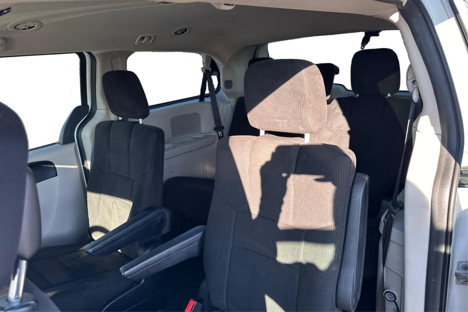 2012 White Dodge Grand Caravan SXT (2C4RDGCG9CR) with an 3.6L V6 DOHC 24V engine, 6-Speed Automatic transmission, located at 767 S State Road, Pleasant Grove, UT, 84062, (801) 785-1058, 40.354839, -111.736687 - Photo#15