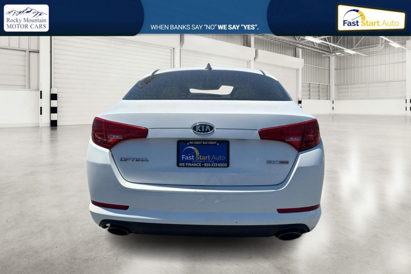 2012 White Kia Optima EX (5XXGN4A73CG) with an 2.4L L4 DOHC 16V engine, 6-Speed Automatic transmission, located at 7755 State Street, Midvale, UT, 84047, (801) 753-9063, 40.610329, -111.892159 - Photo#3