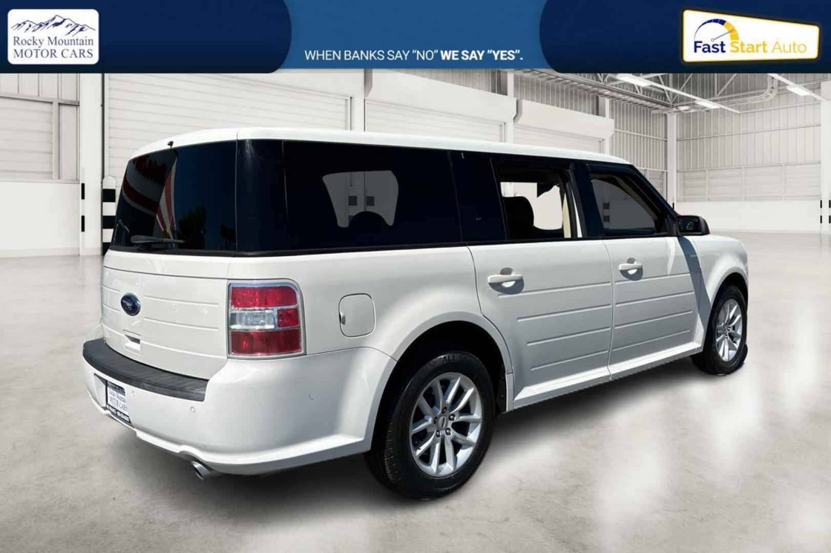 2013 White Ford Flex SE FWD (2FMGK5B85DB) with an 3.5L V6 DOHC 24V engine, 6-Speed Automatic Overdrive transmission, located at 767 S State Road, Pleasant Grove, UT, 84062, (801) 785-1058, 40.354839, -111.736687 - Photo#2