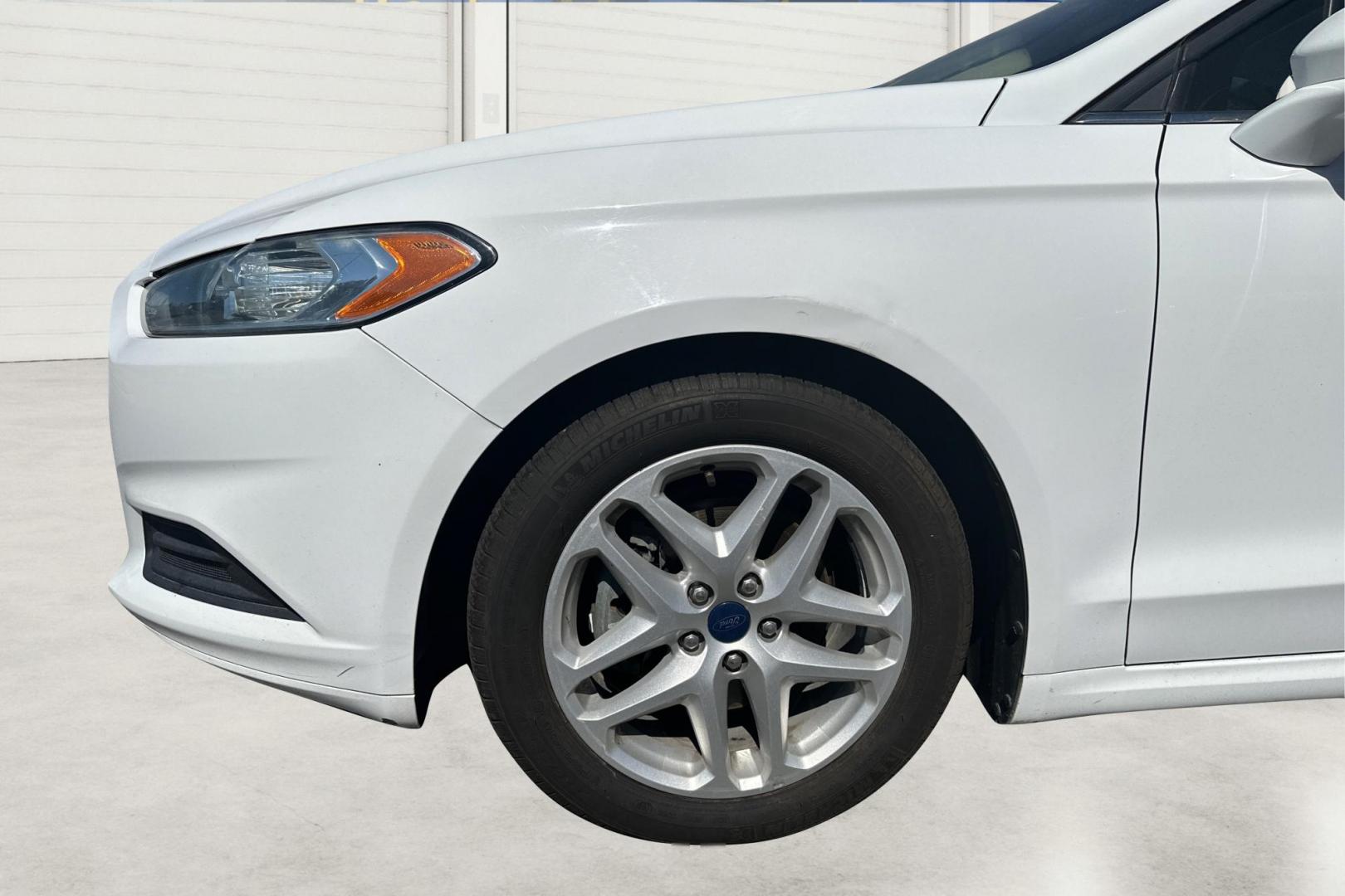 2015 White Ford Fusion SE (3FA6P0H71FR) with an 2.5L L4 DOHC 16V engine, Auto, 6-Spd w/SelShft transmission, located at 344 S Washington Blvd, Ogden, UT, 84404, (801) 399-1799, 41.255482, -111.970848 - Photo#12