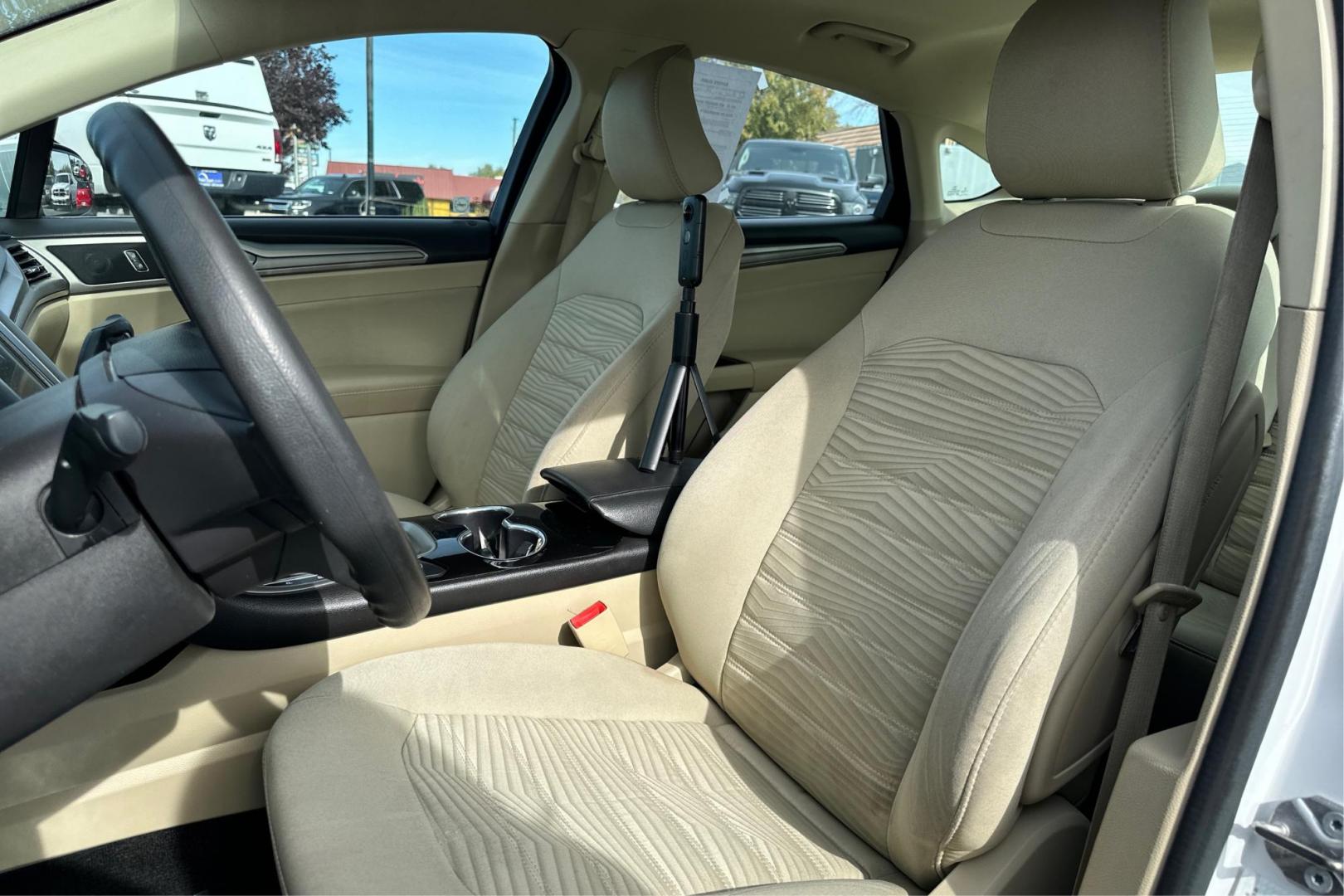 2016 White Ford Fusion SE (3FA6P0H77GR) with an 2.5L L4 DOHC 16V engine, 6-Speed Automatic transmission, located at 7755 State Street, Midvale, UT, 84047, (801) 753-9063, 40.610329, -111.892159 - Photo#14