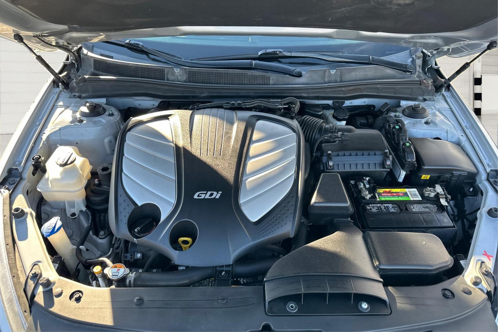 2016 Silver Kia Cadenza Premium (KNALN4D70G5) with an 3.3L V6 DOHC 24V engine, 6A transmission, located at 7755 State Street, Midvale, UT, 84047, (801) 753-9063, 40.610329, -111.892159 - Photo#10