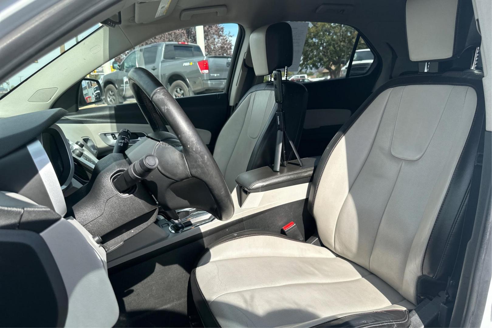 2017 White Chevrolet Equinox Premier AWD (2GNFLGEK3H6) with an 2.4L L4 DOHC 16V FFV engine, 6A transmission, located at 7755 State Street, Midvale, UT, 84047, (801) 753-9063, 40.610329, -111.892159 - Photo#14