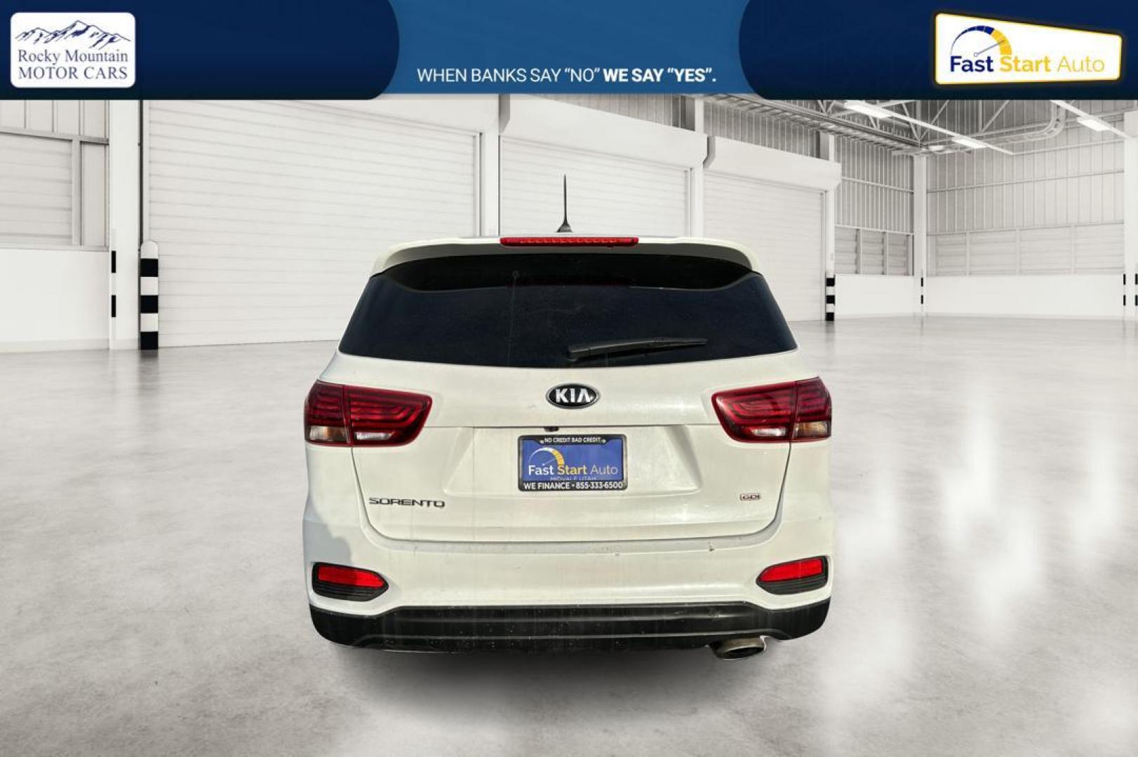 2019 White Kia Sorento LX 2WD (5XYPG4A31KG) with an 2.4L L4 DOHC 16V engine, 6A transmission, located at 7755 State Street, Midvale, UT, 84047, (801) 753-9063, 40.610329, -111.892159 - Photo#4